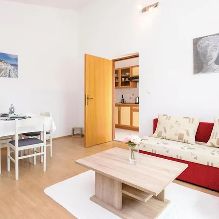 1 Bedroom Amazing In Podgradina * Islam Grcki