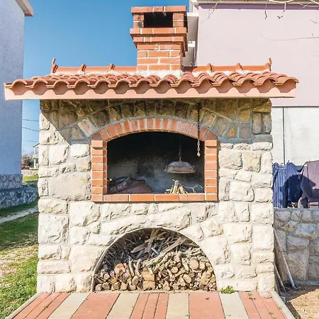 1 Bedroom Amazing In Podgradina * Islam Grcki