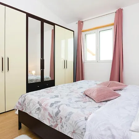1 Bedroom Amazing In Podgradina * Islam Grcki